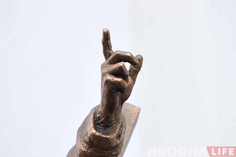 Кісць рукі як у варшаўскай скульптуры: ля ўваходу ў Фарны касцёл абнавілі статую Хрыста Кісць рукі як у варшаўскай скульптуры: ля ўваходу ў Фарны касцёл абнавілі статую Хрыста