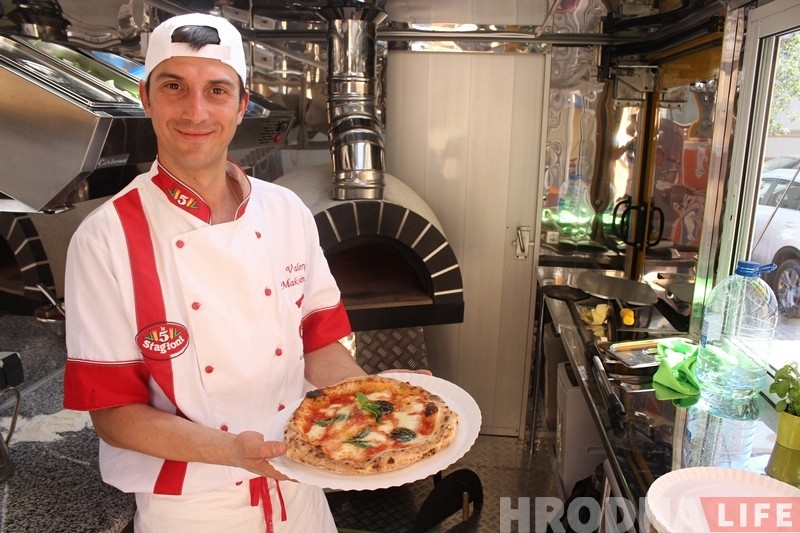 "Піца гатуецца да 90 секунд". Браты з Гродна адкрылі першы ў Беларусі піцатрак "Піца гатуецца да 90 секунд". Браты з Гродна адкрылі першы ў Беларусі піцатрак