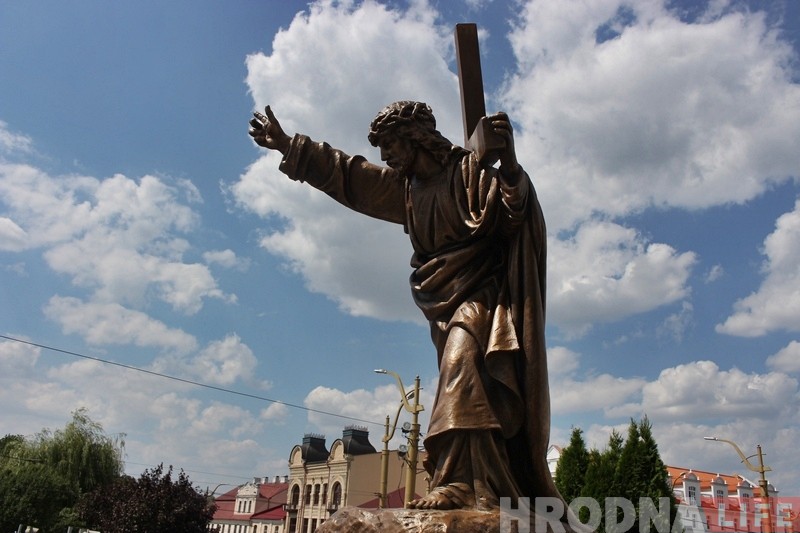 Кісць рукі як у варшаўскай скульптуры: ля ўваходу ў Фарны касцёл абнавілі статую Хрыста Кісць рукі як у варшаўскай скульптуры: ля ўваходу ў Фарны касцёл абнавілі статую Хрыста