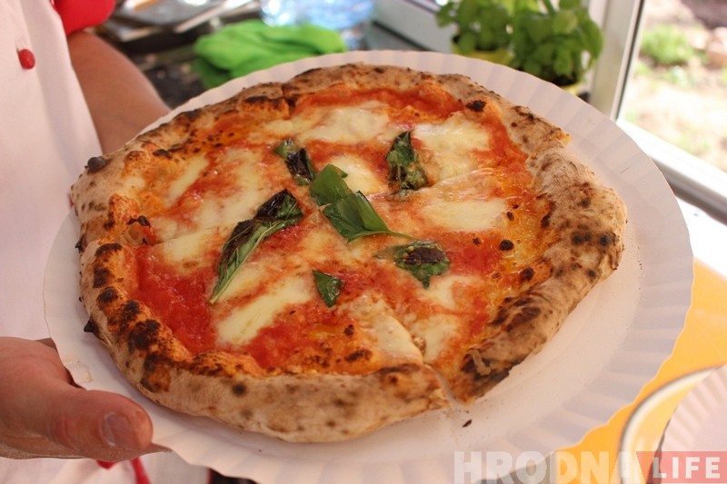 "Піца гатуецца да 90 секунд". Браты з Гродна адкрылі першы ў Беларусі піцатрак "Піца гатуецца да 90 секунд". Браты з Гродна адкрылі першы ў Беларусі піцатрак