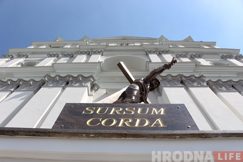 Кісць рукі як у варшаўскай скульптуры: ля ўваходу ў Фарны касцёл абнавілі статую Хрыста Кісць рукі як у варшаўскай скульптуры: ля ўваходу ў Фарны касцёл абнавілі статую Хрыста