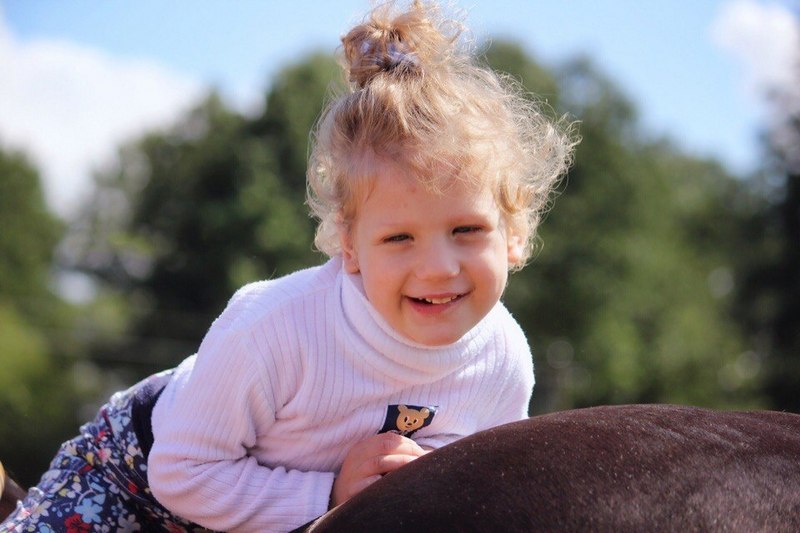 Гродненка собирает деньги на лошадей, чтобы помочь особенным детям