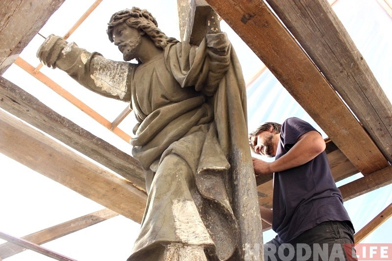 Кісць рукі як у варшаўскай скульптуры: ля ўваходу ў Фарны касцёл абнавілі статую Хрыста Кісць рукі як у варшаўскай скульптуры: ля ўваходу ў Фарны касцёл абнавілі статую Хрыста