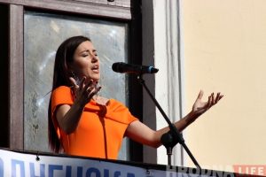 Летнія канцэрты ў Гродне: музыкі выступаюць на балконах старога горада