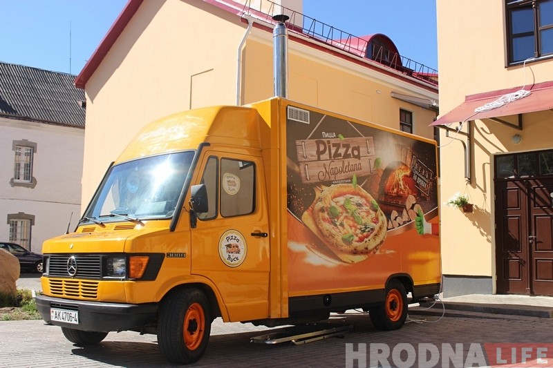 "Піца гатуецца да 90 секунд". Браты з Гродна адкрылі першы ў Беларусі піцатрак "Піца гатуецца да 90 секунд". Браты з Гродна адкрылі першы ў Беларусі піцатрак