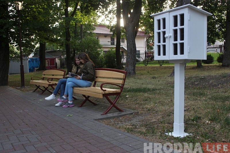 Гродзенскі шклозавод паставіў у горадзе паліцы для буккросінгу Гродзенскі шклозавод паставіў у горадзе паліцы для буккросінгу