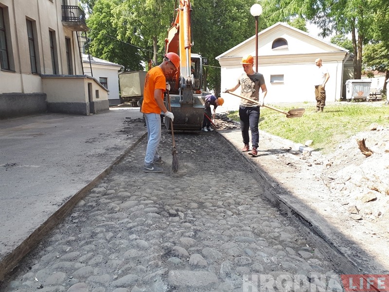 На Новым замку пад асфальтам знайшлі брук. І ён у вельмі добрым стане!