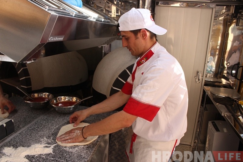 "Піца гатуецца да 90 секунд". Браты з Гродна адкрылі першы ў Беларусі піцатрак "Піца гатуецца да 90 секунд". Браты з Гродна адкрылі першы ў Беларусі піцатрак