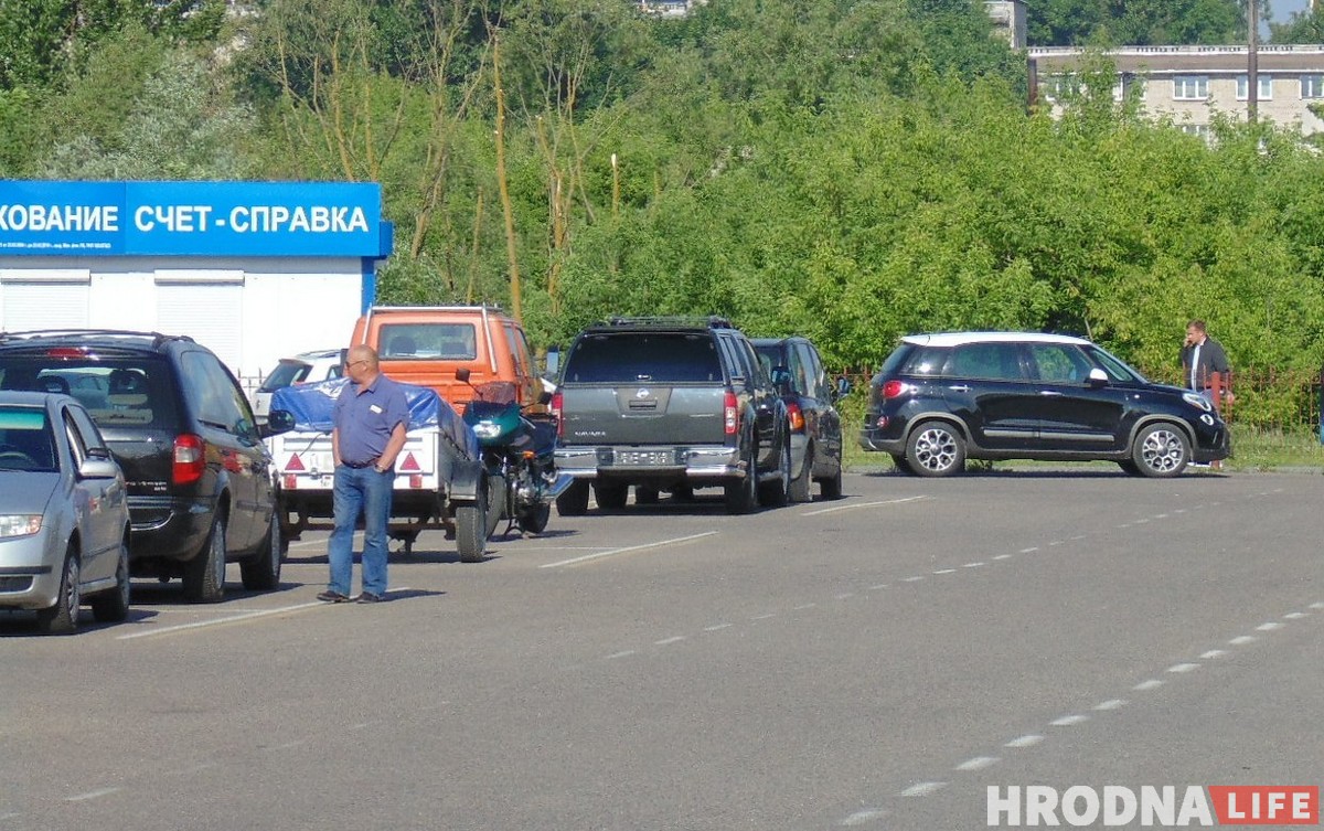 "На Захадзе аўто лепшыя за нашы ідуць на звалку". Як аўтабізнес стаў ахвярай Мытнага саюза