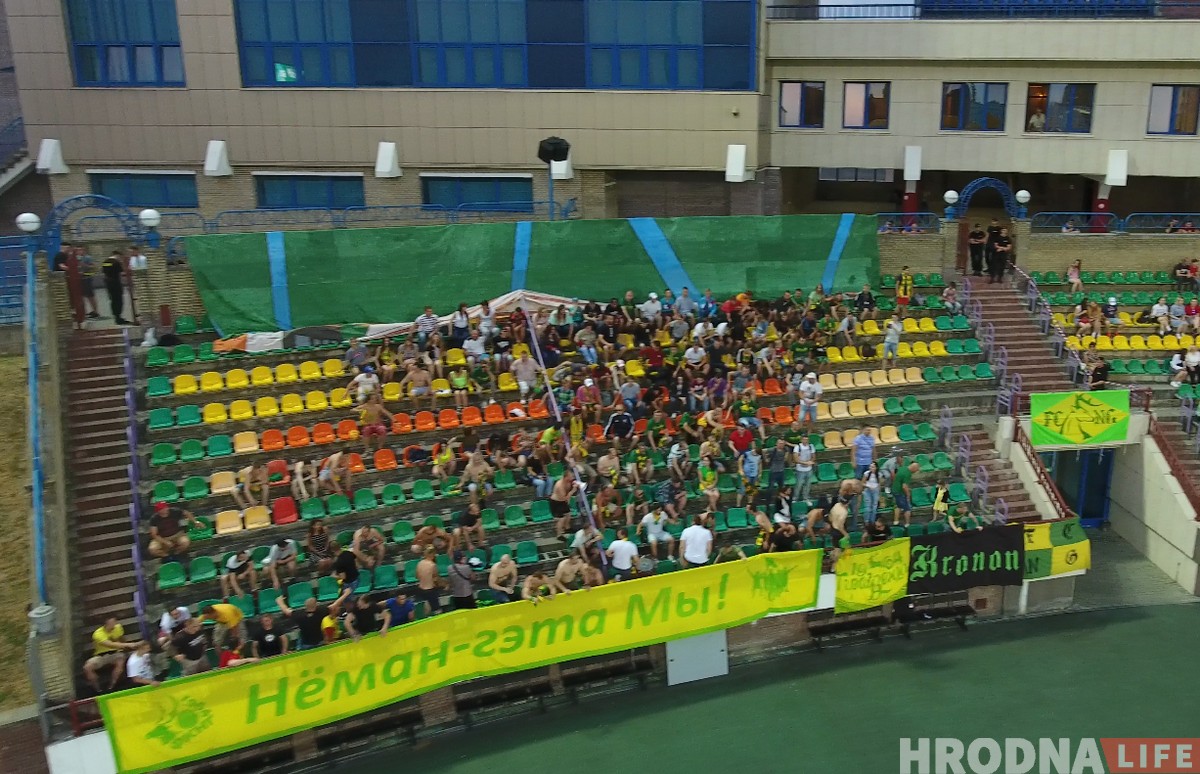 “За Нёман, за Радзіму, за футбол!” Фан-клуб “Нёмана” адзначыў 20-годдзе перформансам на матчы