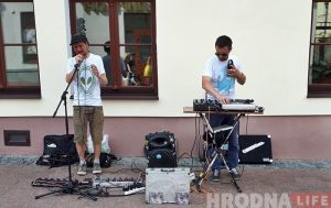 Такога вы не чулі: мінскі вулічны музыка прэзентаваў альбом на вуліцах Гродна Такога вы не чулі: мінскі вулічны музыка прэзентаваў альбом на вуліцах Гродна
