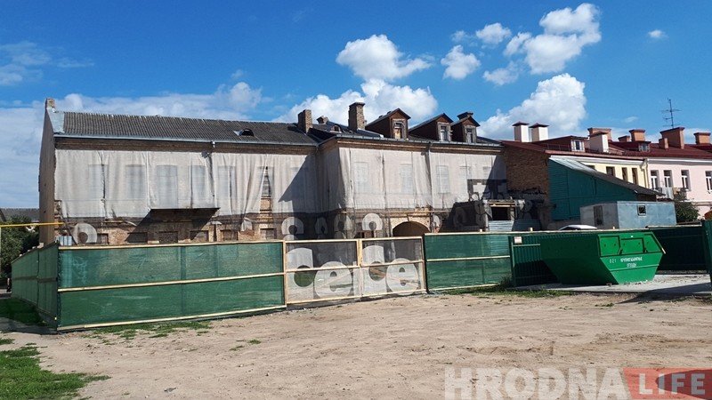 Рэстаўрацыя? Каля старога дома на Гараднічанскай з'явіліся будаўнікі