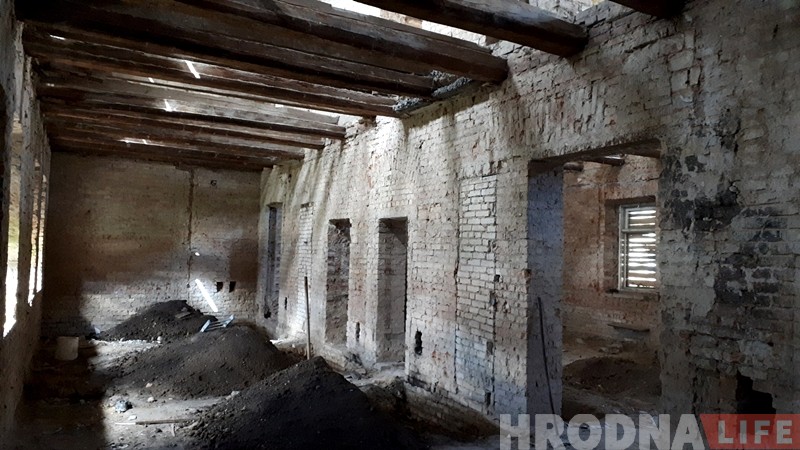 Рэстаўрацыя? Каля старога дома на Гараднічанскай з'явіліся будаўнікі
