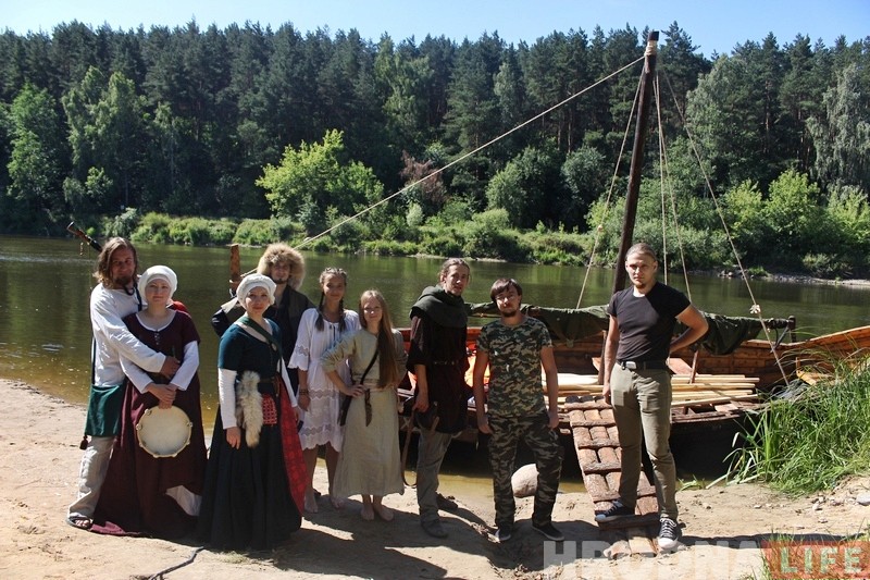 "Уяўляеш сябе вікінгам". Як мы плылі па Нёману на баявой ладдзі X стагоддзя