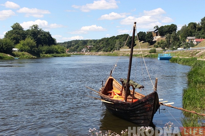 "Уяўляеш сябе вікінгам". Як мы плылі па Нёману на баявой ладдзі X стагоддзя