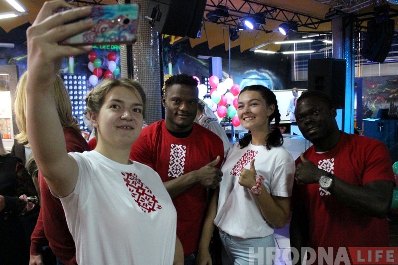 На Дзень вышыванкі ў забаўляльным цэнтры "Галактыка" прыйшлі футбалісты "Нёмана"