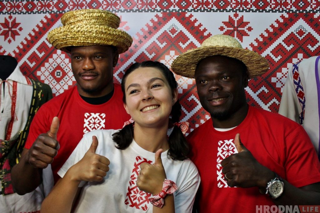 На Дзень вышыванкі ў забаўляльным цэнтры "Галактыка" прыйшлі футбалісты "Нёмана"