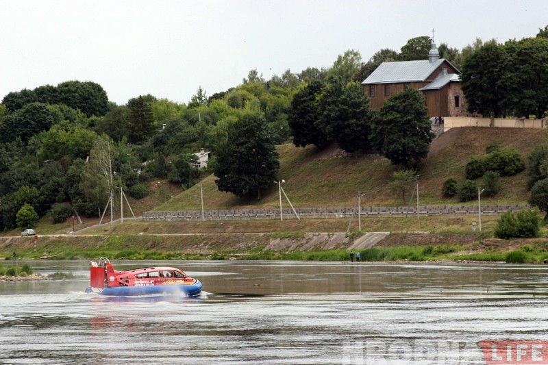 У Гродне з'явіўся кацер-амфібія, які катае па Нёмане з экстрымам У Гродне з'явіўся кацер-амфібія, які катае па Нёмане з экстрымам