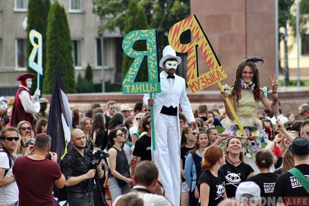 Шэсцем пад праліўным дажджом адкрылі ў Гродне Біг-міні-фестываль
