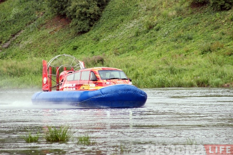 У Гродне з'явіўся кацер-амфібія, які катае па Нёмане з экстрымам У Гродне з'явіўся кацер-амфібія, які катае па Нёмане з экстрымам