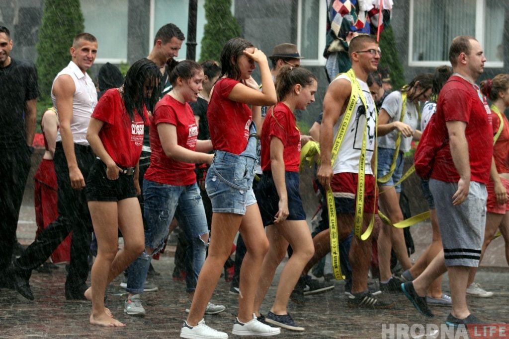 Шэсцем пад праліўным дажджом адкрылі ў Гродне Біг-міні-фестываль