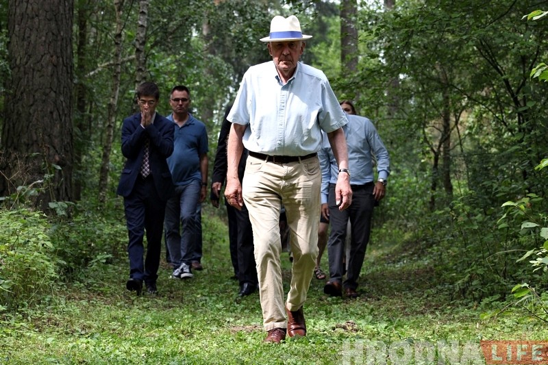 "Здесь погибли евреи". Семья из Англии ездить по Беларуси и ставить мемориалы жертвам Холокоста