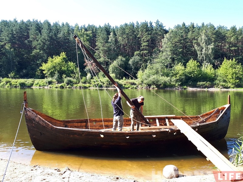 "Уяўляеш сябе вікінгам". Як мы плылі па Нёману на баявой ладдзі X стагоддзя