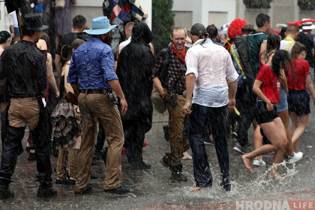 Шэсцем пад праліўным дажджом адкрылі ў Гродне Біг-міні-фестываль