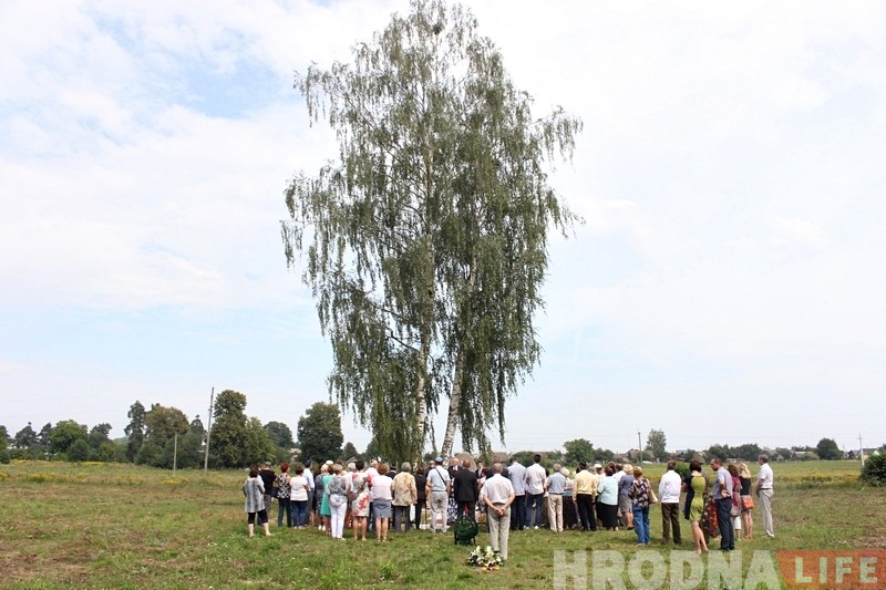 "Здесь погибли евреи". Семья из Англии ездить по Беларуси и ставить мемориалы жертвам Холокоста