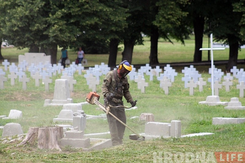 Вайсковыя могілкі на Белуша рыхтуюць да рэканструкцыі: ставяць новыя помнікі савецкім салдатам