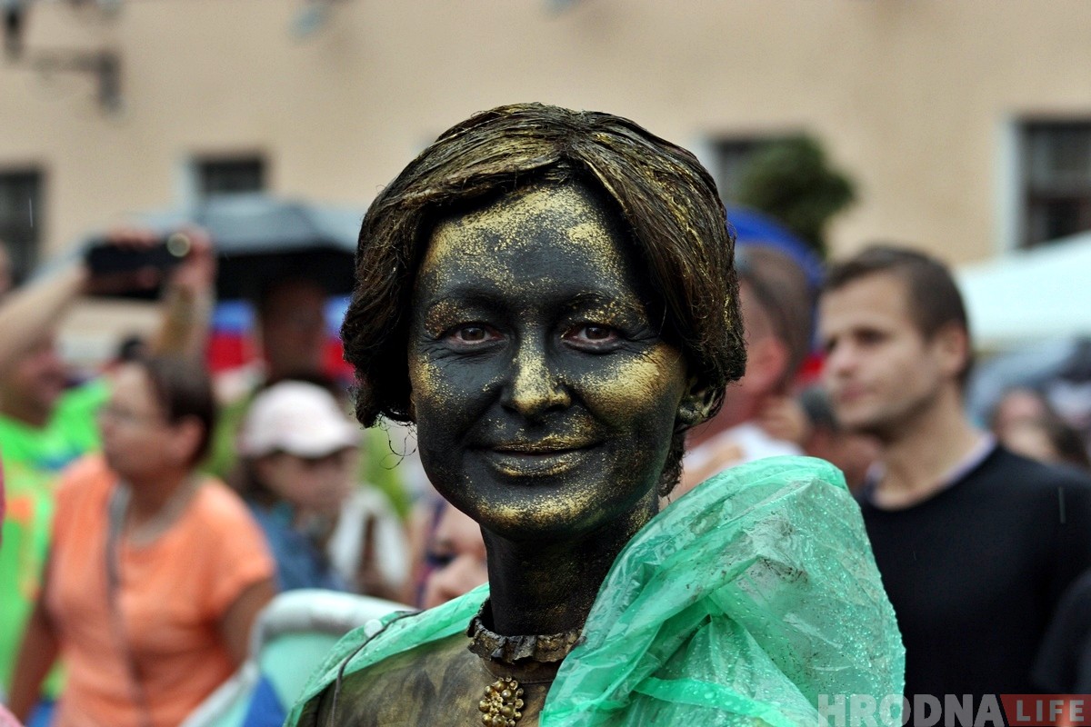 Шэсцем пад праліўным дажджом адкрылі ў Гродне Біг-міні-фестываль Шэсцем пад праліўным дажджом адкрылі ў Гродне Біг-міні-фестываль