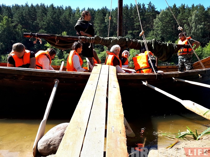 "Уяўляеш сябе вікінгам". Як мы плылі па Нёману на баявой ладдзі X стагоддзя