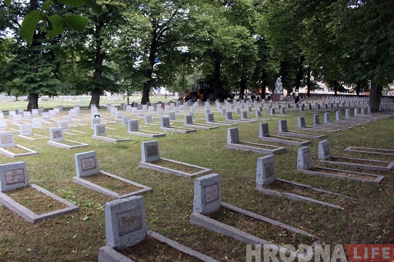 Вайсковыя могілкі на Белуша рыхтуюць да рэканструкцыі: ставяць новыя помнікі савецкім салдатам