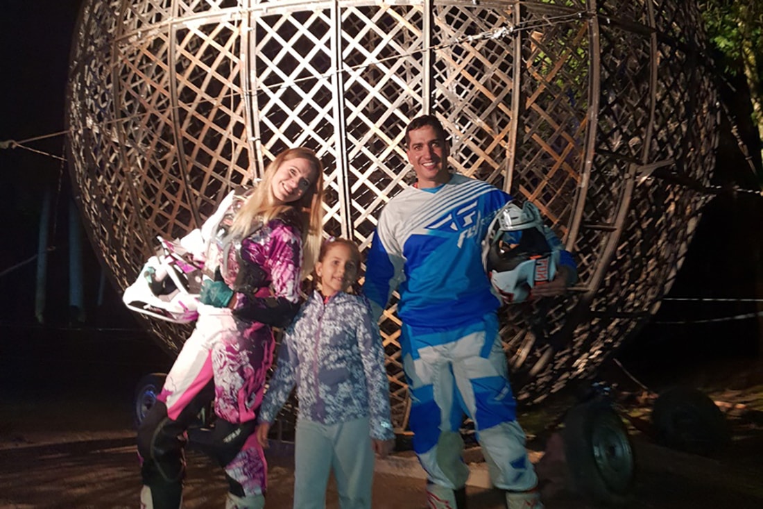 Дзяўчына-мотакаскадёр: «Стала выконваць смяротныя трукі на матацыкле, таму што закахалася да страты розуму»