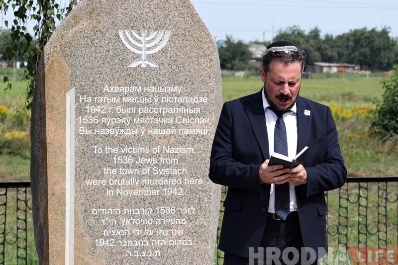 "Здесь погибли евреи". Семья из Англии ездить по Беларуси и ставить мемориалы жертвам Холокоста