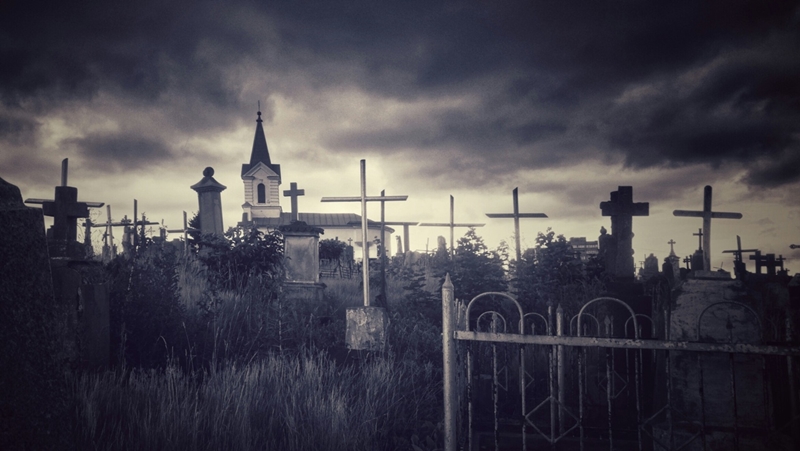 Як з фільма жахаў: гродзенка зрабіла цікавыя фота старых могілак