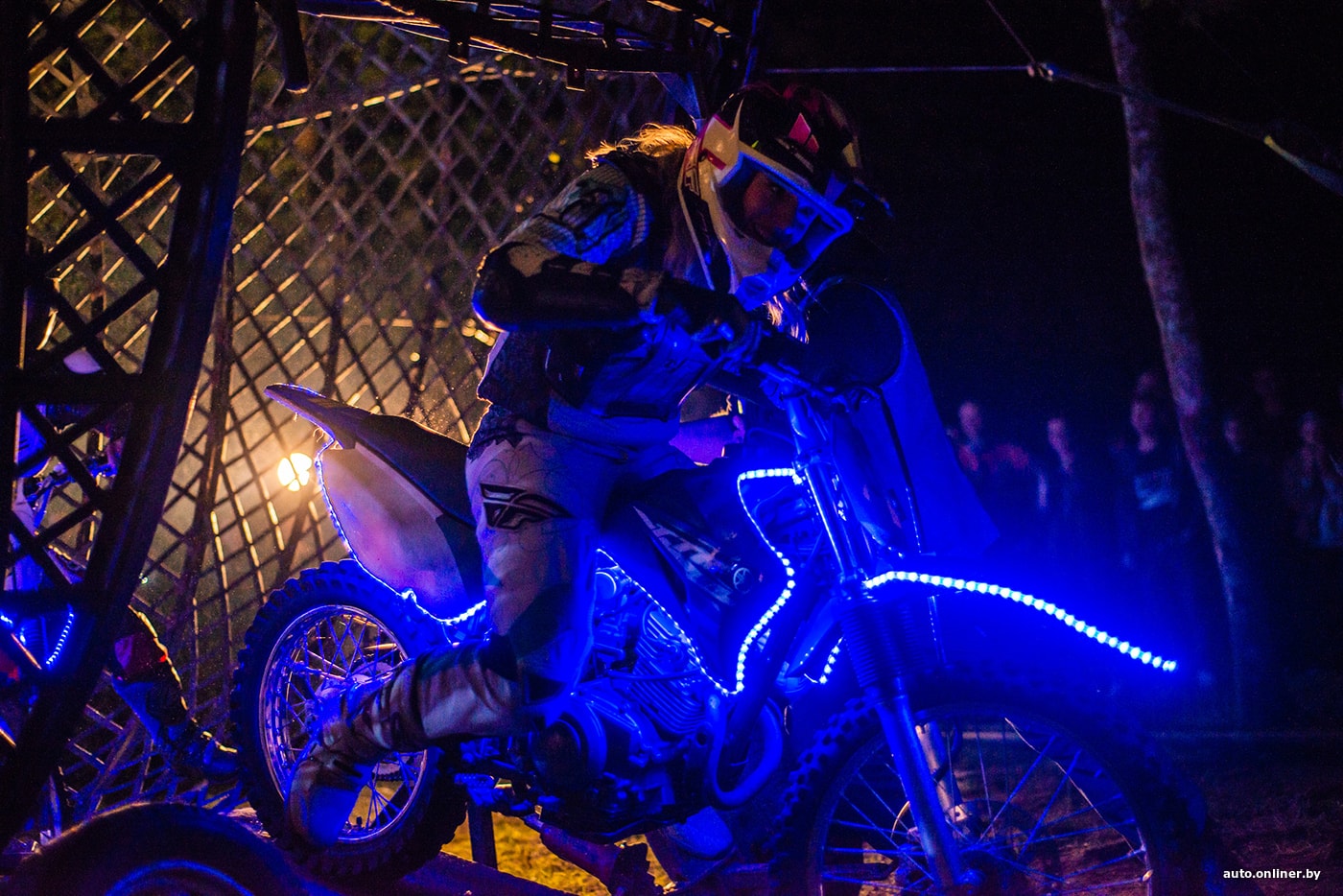 Дзяўчына-мотакаскадёр: «Стала выконваць смяротныя трукі на матацыкле, таму што закахалася да страты розуму»