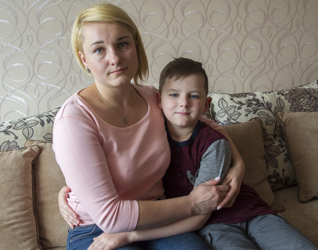 «Работнік прафсаюза дастаў Біблію і пачаў мне яе чытаць»: як у Гродне мама хлопчыка з рэдкай хваробай спрабуе дамагчыся праўды