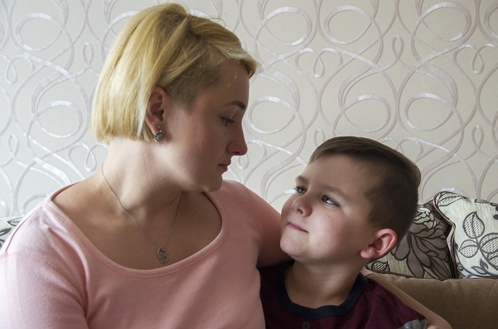 «Работнік прафсаюза дастаў Біблію і пачаў мне яе чытаць»: як у Гродне мама хлопчыка з рэдкай хваробай спрабуе дамагчыся праўды