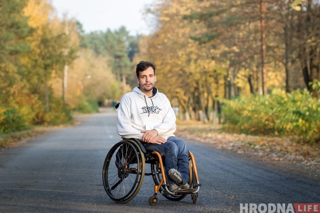 "Усё вернецца ў іншым фармаце". Дзяўчына на вазку зняла фотагісторыю пра хлопца-вазочніка