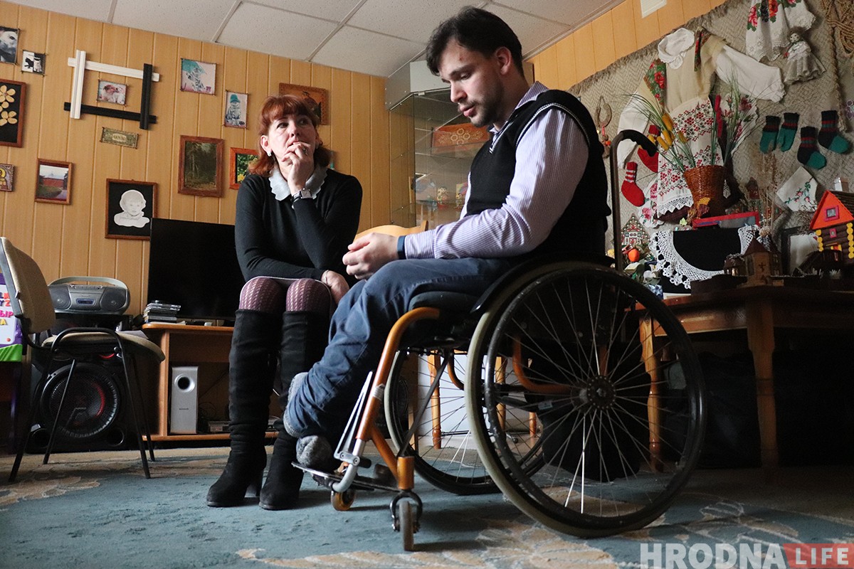 "Усё вернецца ў іншым фармаце". Дзяўчына на вазку зняла фотагісторыю пра хлопца-вазочніка