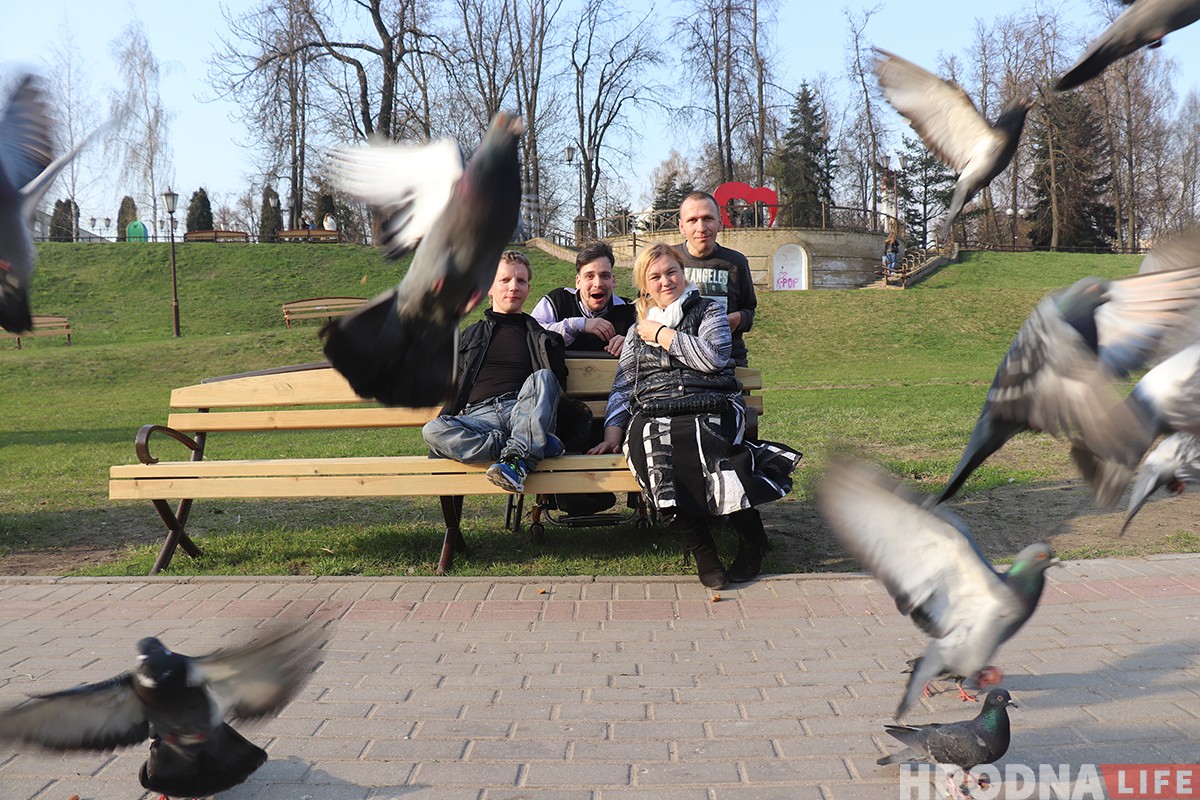 "Усё вернецца ў іншым фармаце". Дзяўчына на вазку зняла фотагісторыю пра хлопца-вазочніка