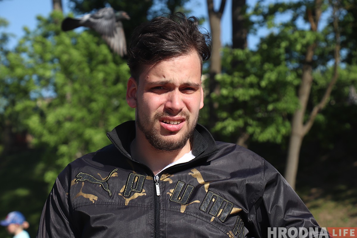 "Усё вернецца ў іншым фармаце". Дзяўчына на вазку зняла фотагісторыю пра хлопца-вазочніка