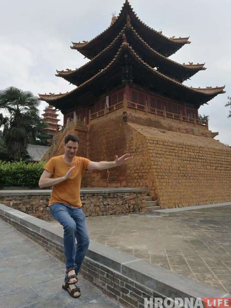 Шаўковы шлях да музыкі. Піяніст з Гродна выкладае ў Кітаі, а кітайскія музыкі спяваюць "Купалінку" Шаўковы шлях да музыкі. Піяніст з Гродна выкладае ў Кітаі, а кітайскія музыкі спяваюць "Купалінку"