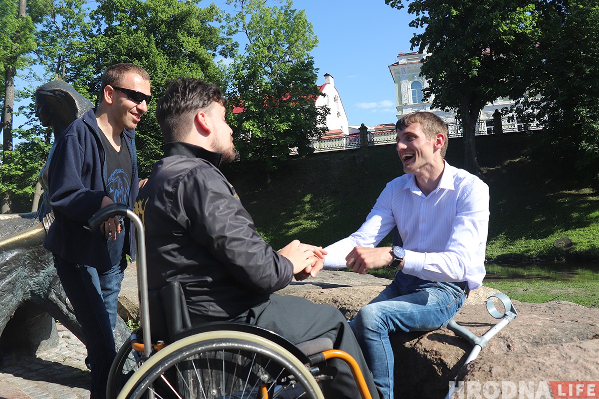 "Усё вернецца ў іншым фармаце". Дзяўчына на вазку зняла фотагісторыю пра хлопца-вазочніка