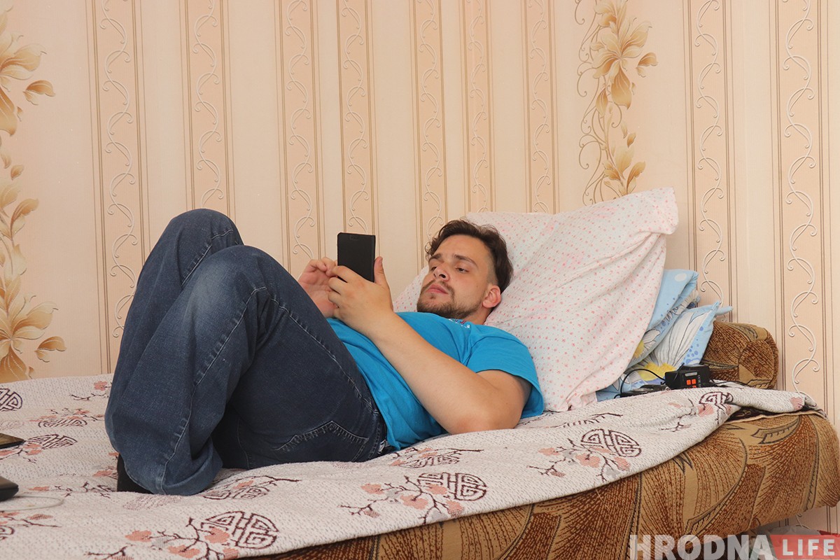 "Усё вернецца ў іншым фармаце". Дзяўчына на вазку зняла фотагісторыю пра хлопца-вазочніка