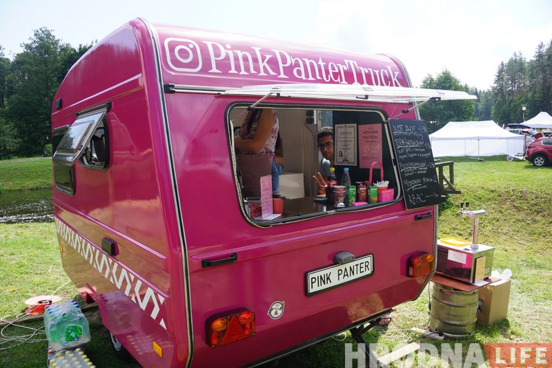 Дзіцячая мара прывяла ў бізнес. Фудтрак  «Ружовая пантэра» частавала «Суседзяў» марозівам і не толькі