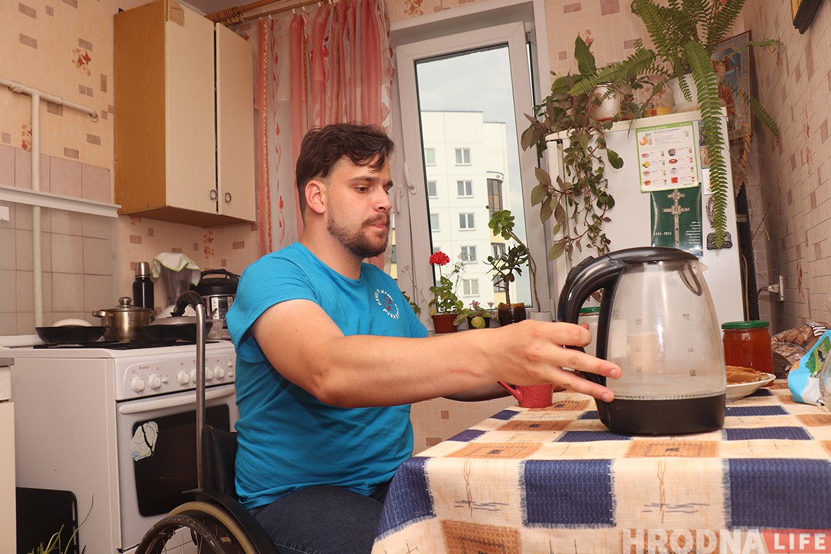 "Усё вернецца ў іншым фармаце". Дзяўчына на вазку зняла фотагісторыю пра хлопца-вазочніка