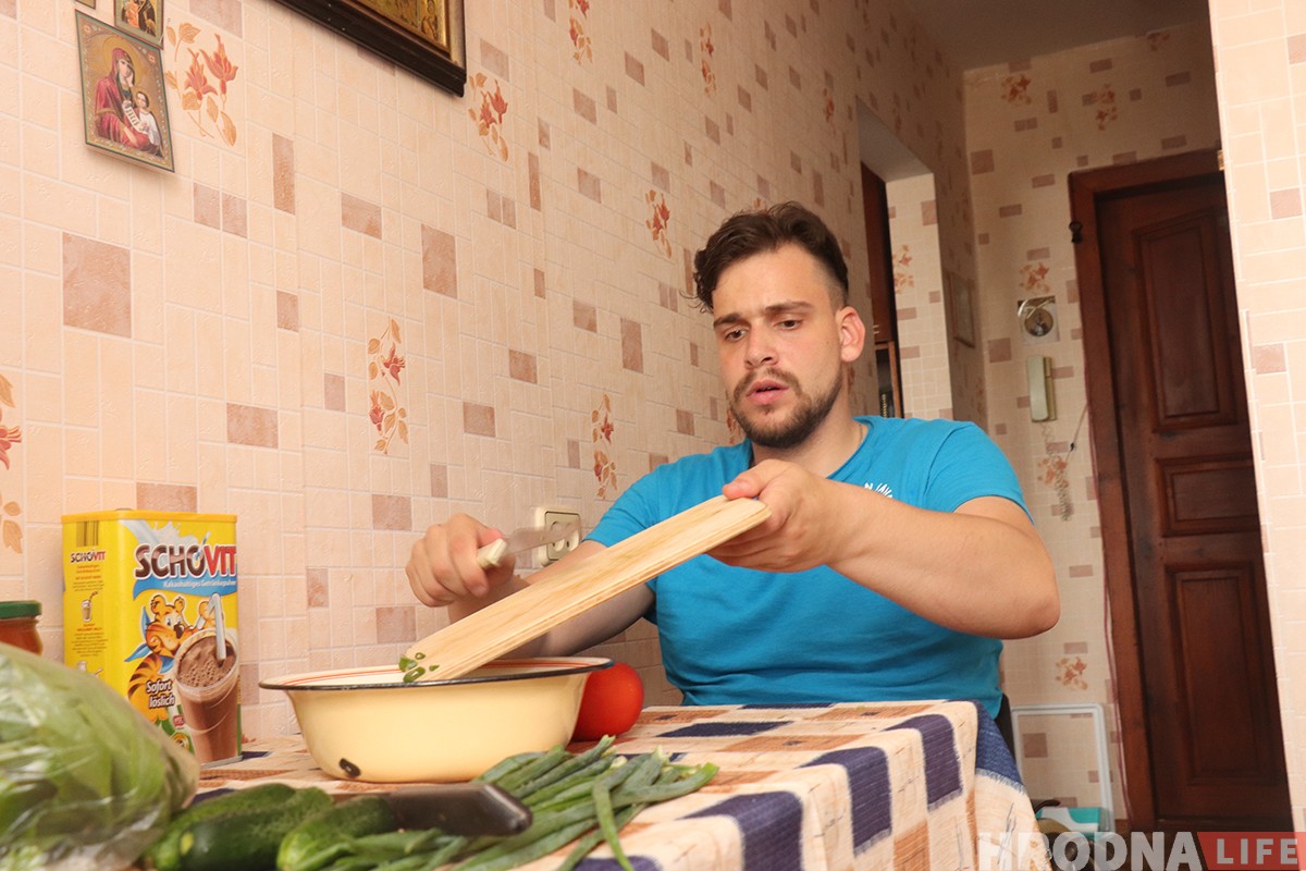 "Усё вернецца ў іншым фармаце". Дзяўчына на вазку зняла фотагісторыю пра хлопца-вазочніка