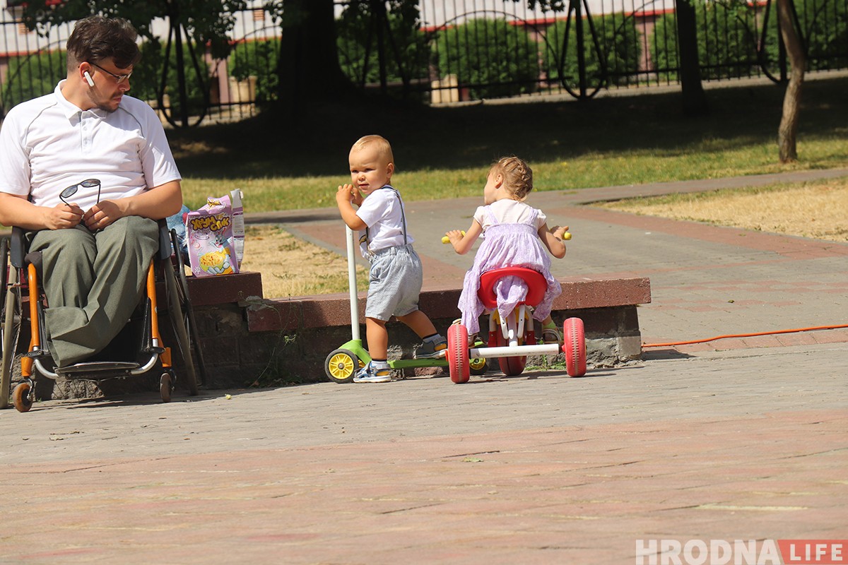 "Усё вернецца ў іншым фармаце". Дзяўчына на вазку зняла фотагісторыю пра хлопца-вазочніка